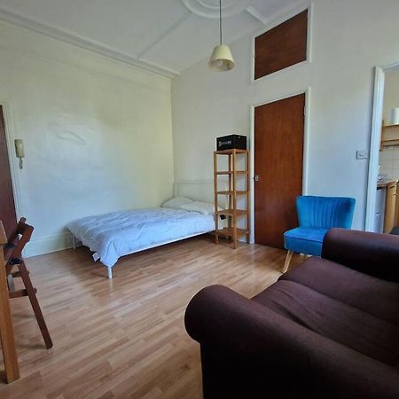 Bright Well Located Studio Flat Лондон Экстерьер фото
